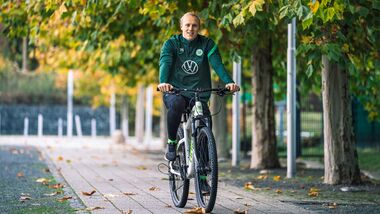 Fußball-Profi Xaver Schlager auf dem Fahrrad.
