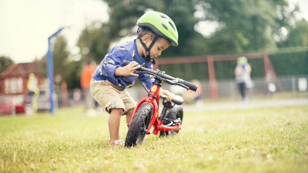 Kind mit rotem Laufrad von Frog Bikes